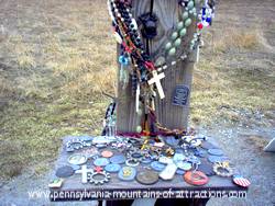 photo of trinkets left on display at Flight 93 Memorial